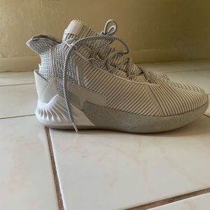 ADIDAS D ROSE 9 MODEL SIZE 10 GREY